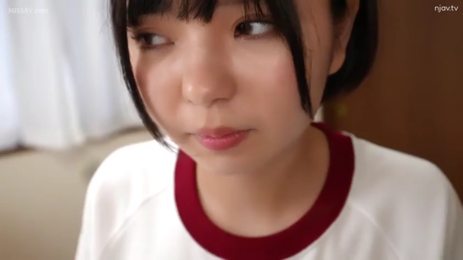 室内 · 脸部特写 · 羞涩 · 注视 · 短发 · 体操服 · 正面