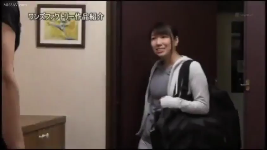 室内 · 站立 · 微笑 · 休闲服 · 进入房间 · 黑色大包