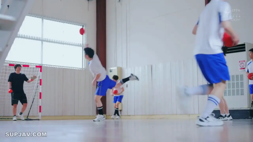 全景 · 多人 · ぼかし · 運動服 · 体育馆 · 运动 · 红球 · 跃起