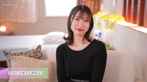 坐姿 · 抱枕 · 微笑 · 客廳 · 半身 · 访谈 · 黑色针织衫 · 采访字幕