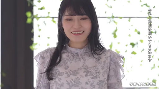 室内 · 站立 · 微笑 · 面部特写 · 清纯 · 看向镜头 · 碎花上衣