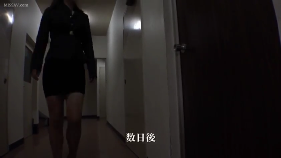 室内 · 脸部 · 眼镜 · 微笑 · 衬衫 · 调情 · 俯视 · 教师