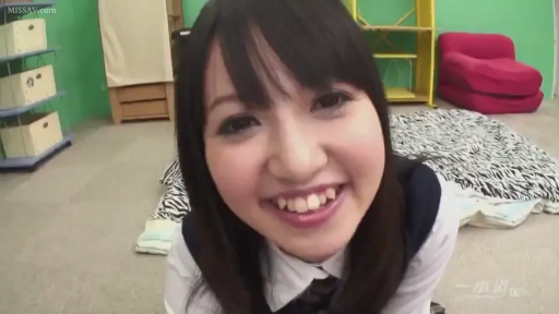 座り姿勢 · 顔部のクローズアップ · 寝室 · 微笑 · カメラに向かって · 清纯 · 置物架 · 学生装