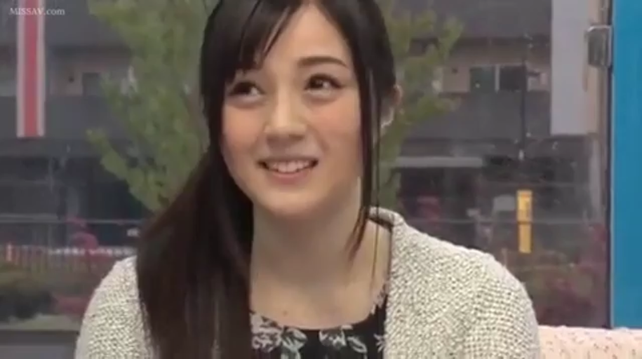 室內 · 坐姿 · 面部特寫 · 针织开衫