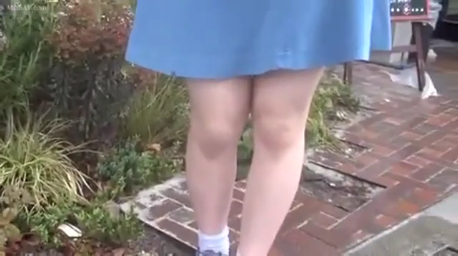 Stand · Leg · Outdoor · 蓝色短裙