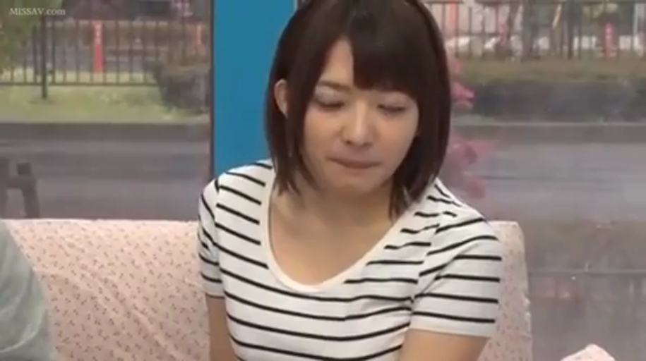 室内 · 坐姿 · 中景 · 条纹短袖