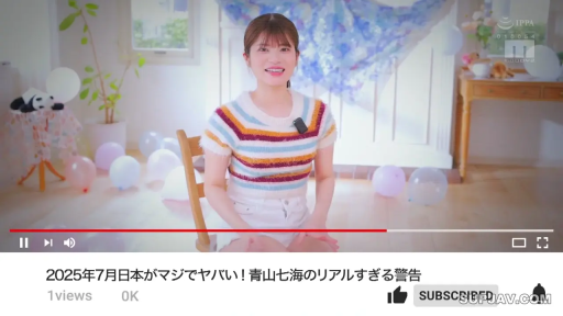 室内 · 座り姿勢 · 自然 · 近景 · ショートヘア · 風船 · ストライプTシャツ · 演说