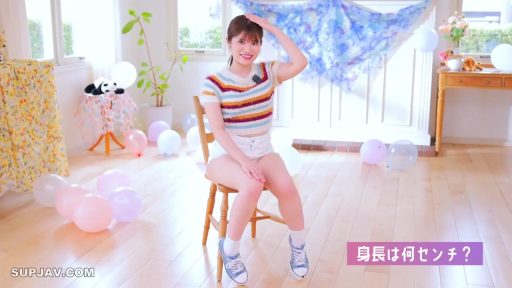 座り姿勢 · 木椅子 · 条纹短袖 · 甜美微笑 · 全身特写 · 明るい背景 · 室内木地板房间 · 手摸头发