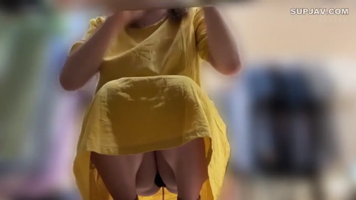 室内 · 露底 · 模糊 · 裙底特写 · 自拍视角 · 蹲下 · 黄色连衣裙