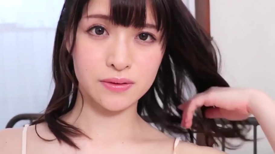 室内 · 顔部のクローズアップ · 长发 · 吊帯シャツ · 正面 · 拨弄头发 · 柔和表情