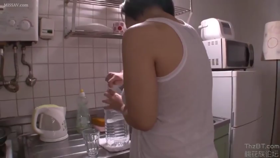 居家 · White tank top · Kitchen · 水瓶 · 站立背影 · 倒水