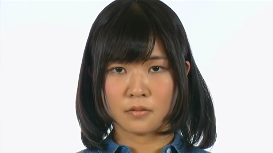 座り姿勢 · 真剣 · 顔のクローズアップ · 注視 · ショートヘア · 白色背景 · 牛仔衬衫