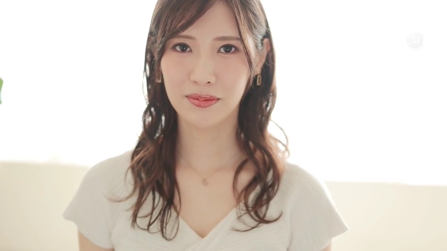 室内 · 脸部特写 · 注视 · 首饰 · 正面 · 柔和 · 白色V领上衣 · 长卷发