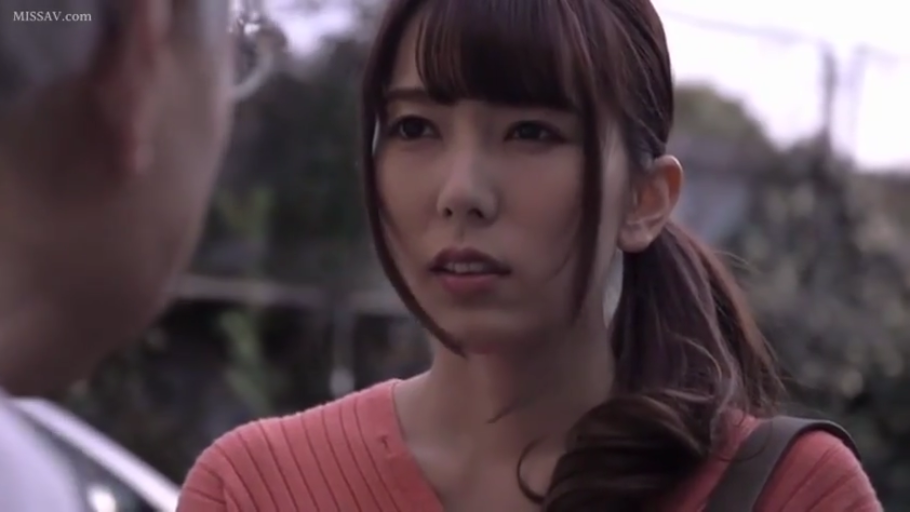 嚴肅 · 臉部特寫 · 站姿 · 注視 · 挎包 · 户外 · 粉色針織衫 · 马尾辫