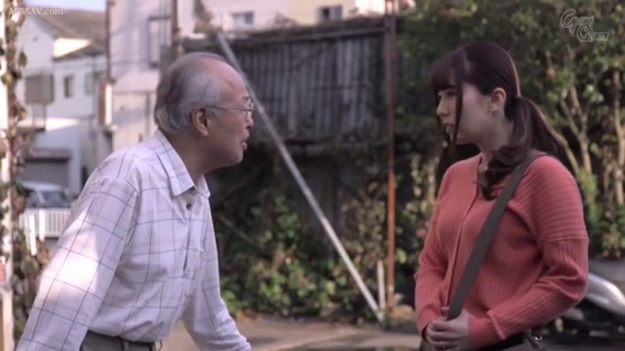 交谈 · 嚴肅 · 站立 · 挎包 · 日常服饰 · 户外街道 · 人物中景