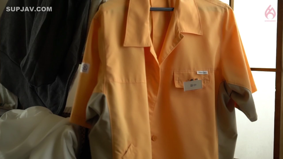 室內 · 水印 · 名牌 · 员工制服 · 衣服特写