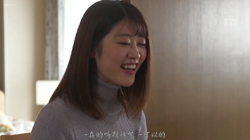 Kitchen · Bend over · 专注 · 进食 · Side face · 冰箱 · 灰色短袖T恤