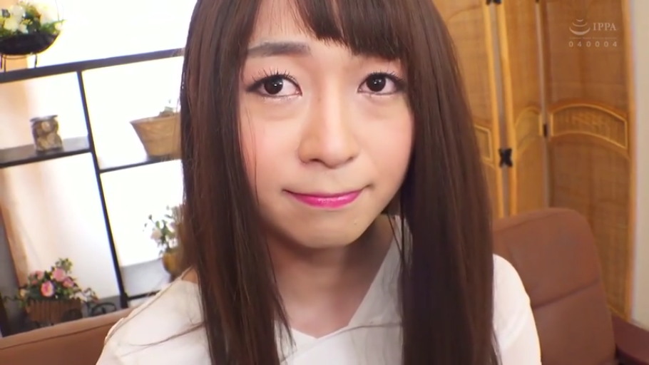 室内 · 面部 · 居家 · 白い上着 · 正坐 · 注視 · 清纯