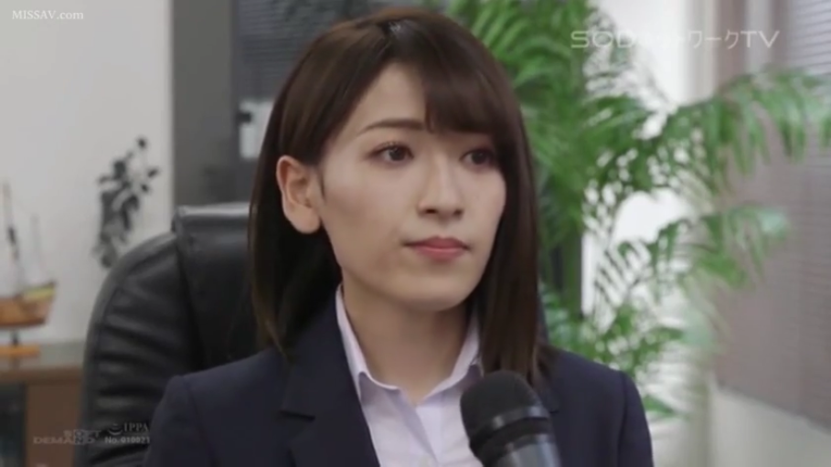 站立 · 中景 · 回眸 · 街道 · 温柔 · 背景车辆 · 黄色紧身衣 · 白石茉莉奈