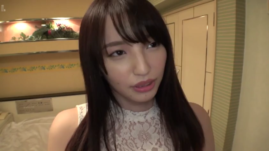 站姿 · ベッド · ホテルルーム · 顔のクローズアップ · 白いレースの上衣 · 凝視 · 长发 · 微嗔