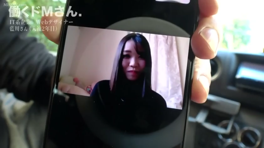 微笑 · 手机 · 车内 · POV · 黑色上衣 · 视频通话 · 手持 · 屏幕内容