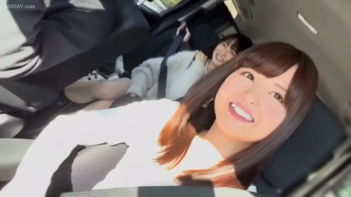 坐姿 · 面部 · 微笑 · 多人 · 互动 · 安全帶 · 白色针织衫 · 汽车内部