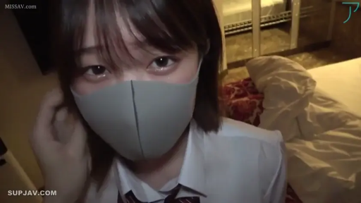 单人 · 卧室 · 平静 · JK领带 · 面部特写 · 俯视 · 口罩 · 整理头发