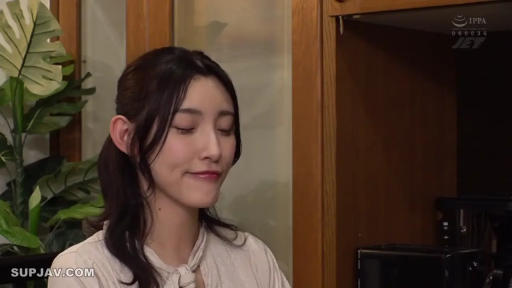 Indoor · 单人 · Close-up of the face · Close your eyes · Potted plant · 米色上衣 · 正面 · 恬静