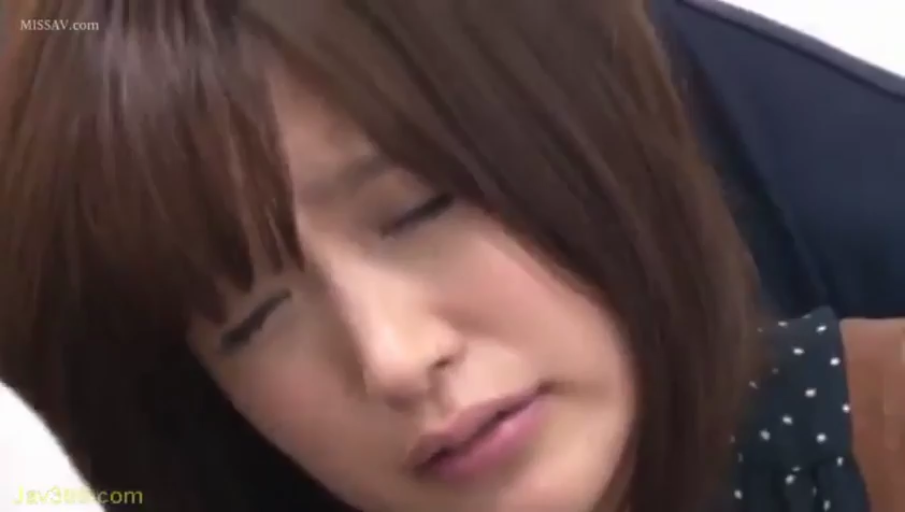 室內 · 面部特寫 · 波点上衣 · 靠卧