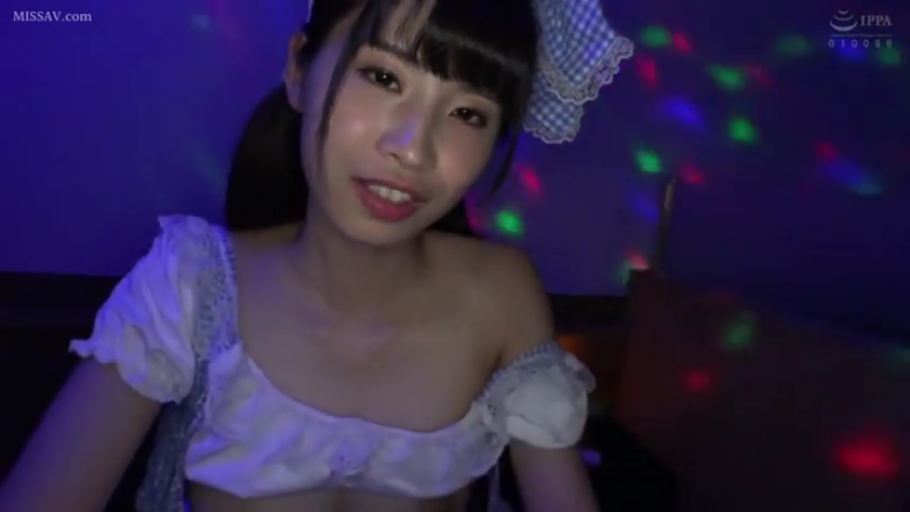 坐姿 · 胸部 · 教室 · 微笑 · 阴茎 · 手淫 · 校园制服 · 鱼眼镜头