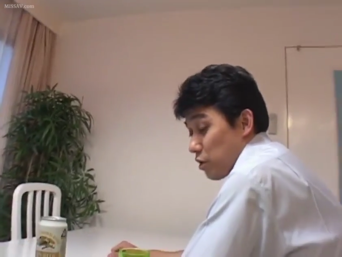 室内 · 坐姿 · 交谈 · 自然 · 白色衬衫 · 侧脸特写 · 易拉罐 · 中年男性