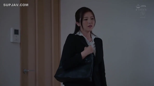 室内 · 忧郁 · 职业西装 · 剧情画面 · 手提包 · 行走 · 拎包