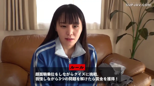 坐姿 · 字幕 · 中景 · 沙发 · 客厅 · 认真 · 蓝色运动服 · 讲解