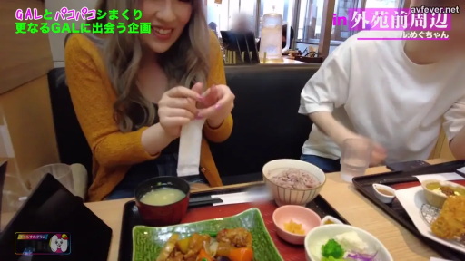 坐姿 · 微笑 · 餐厅 · 日常 · 黄色开衫 · 用餐 · 餐具 · 食物