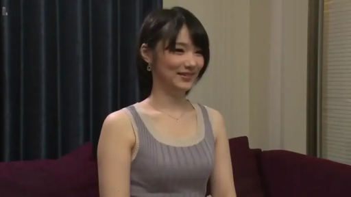 坐姿 · 面对镜头 · 半身 · 项链 · 针织背心 · 亲切 · 居家风格 · 起居室