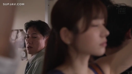 真剣 · 中景 · 站姿 · プロット · 注視 · 货架 · 仓库 · ワークジャケット