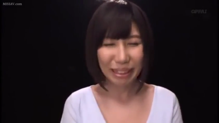 陶醉 · 面部特写 · 谈话 · 正面 · 白色V领上衣 · 头饰 · 室内黑色背景 · 黑色短发