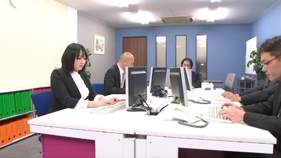 室内 · 坐姿 · 胸部 · 展示 · 微笑 · 半裸 · 长发