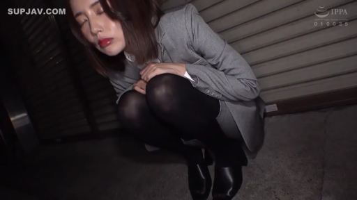 中景 · 职业装 · 户外 · 蹲下