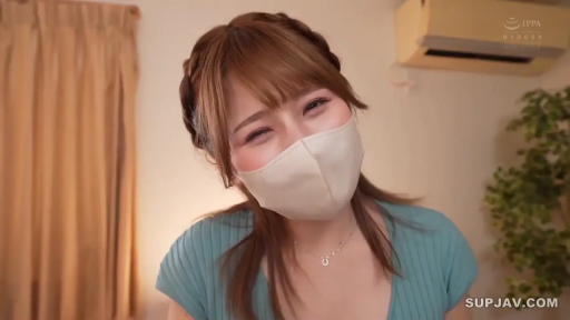 室内 · 微笑 · 休闲装 · 居家 · 注视 · 特写 · 口罩 · 前倾