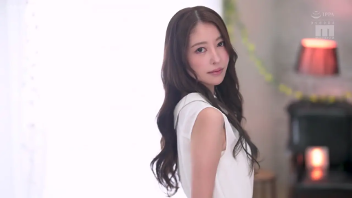 室内 · 中景 · 摆拍 · 长发 · 白色无袖上衣 · 背景灯 · 温和 · 侧身回头