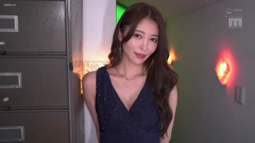 办公室 · 微笑 · 半身 · 凝視 · 写真 · 文件柜 · 倚靠站立 · 深蓝礼服