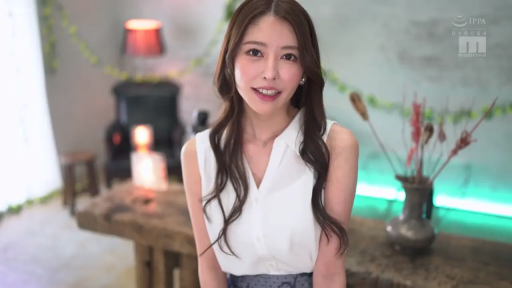 室内 · 坐姿 · 盆栽 · 微笑 · 半身 · 对视 · 自我介绍 · 无袖衬衫