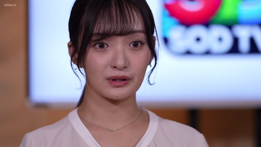 Studio · 局促 · Necklace · 面部特写 · 言谈 · 正脸面对镜头 · 米色V领上衣 · 背景含SOD TV标志