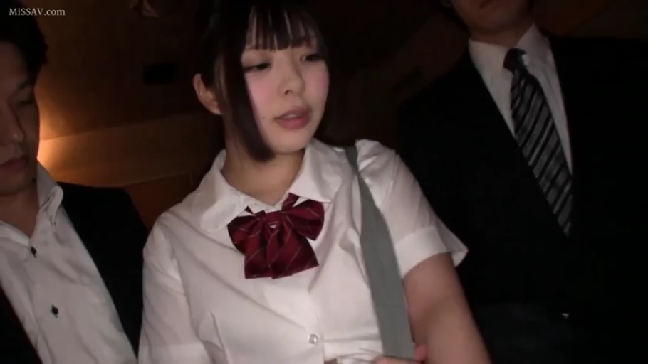 坐姿 · 半身 · 多人 · 车内 · JK制服 · 无表情 · 静态 · 肩带