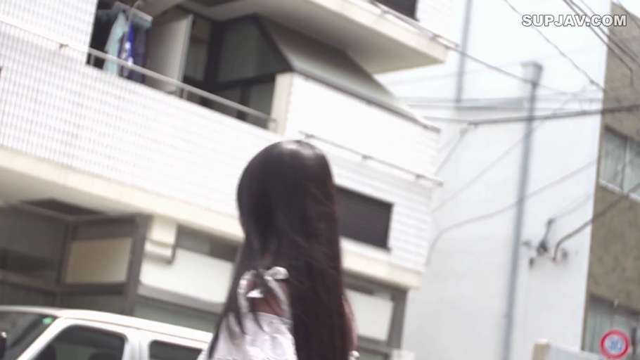 户外街道 · 背影特写 · 白色露肩上衣