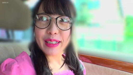 座り姿勢 · メガネ · 微笑 · 顔のクローズアップ · 车内 · 自拍 · ピンクの上着 · 日常