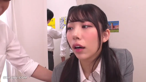 坐姿 · 脸部 · 迷离 · 桌子 · 餐厅 · 注视镜头 · 白色针织衫 · 红唇