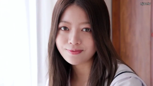 室内 · 微笑 · 面部特写 · 学生制服 · 温柔 · 清纯风格 · 正面对镜