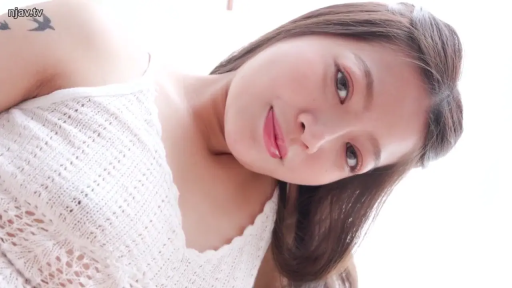 室内 · 微笑 · 面部特写 · 注视 · 俯视 · 纹身 · 蕾丝背心